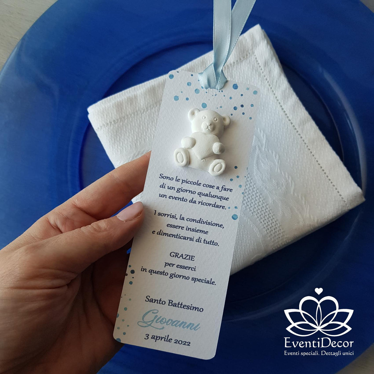 segnaposto con gessetto orsetto e grafica azzurra
