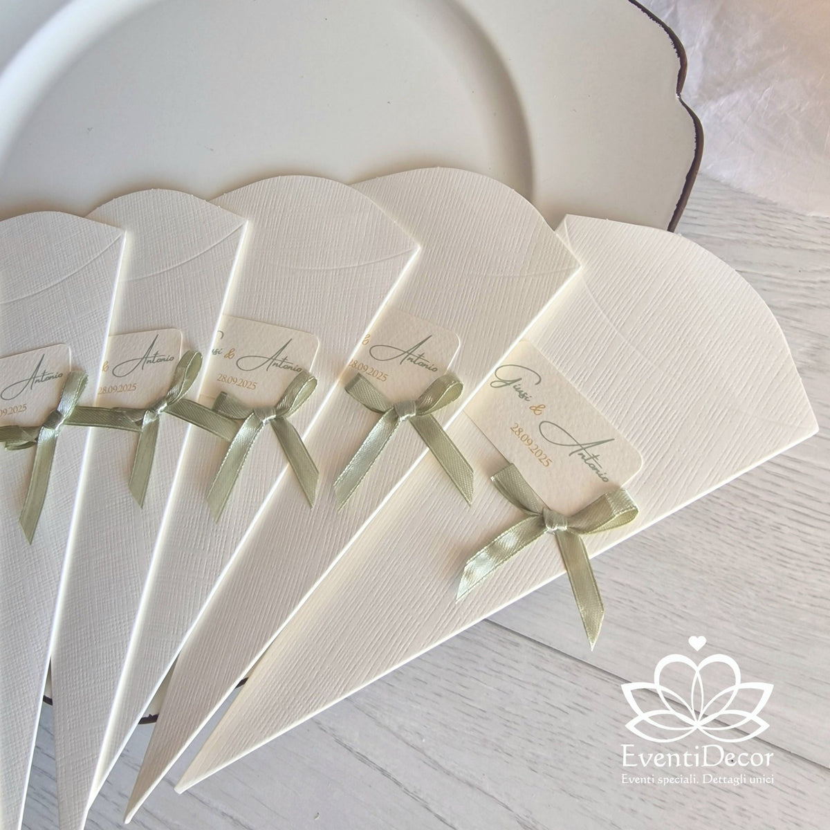 Coni portariso portaconfetti richiudibili personalizzati in verde salvia e oro - EventiDecor