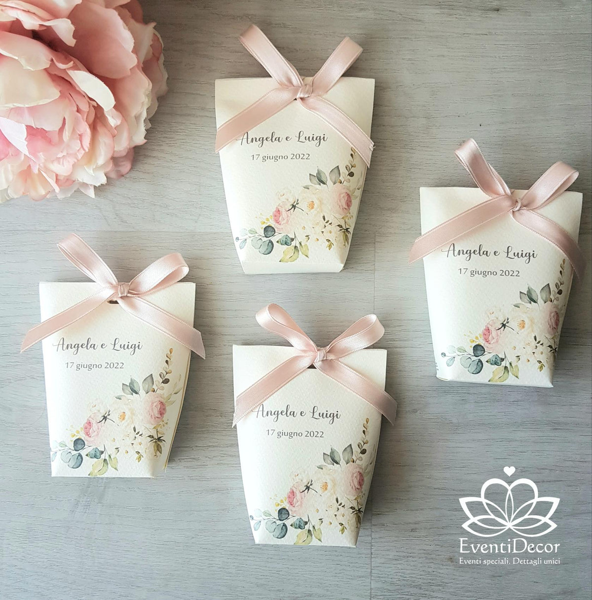 Scatolina portaconfetti con rose cipria e foglie eucalyptus - EventiDecor
